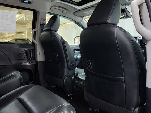 Used 2019 Toyota Sienna SE w/ SE Preferred Package image 20