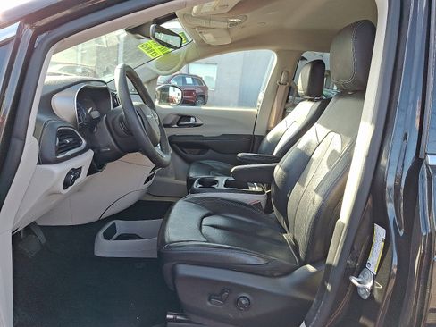 Certified 2022 Chrysler Pacifica Touring-L image 14