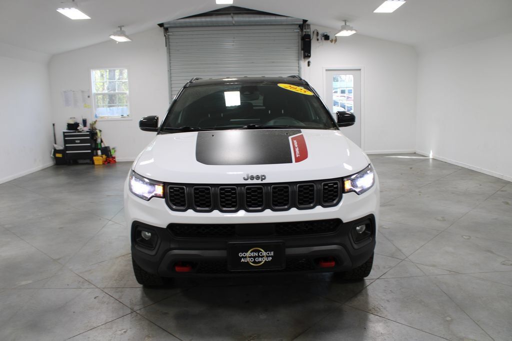 Used 2025 Jeep Compass Trailhawk AWD/4WD image 3