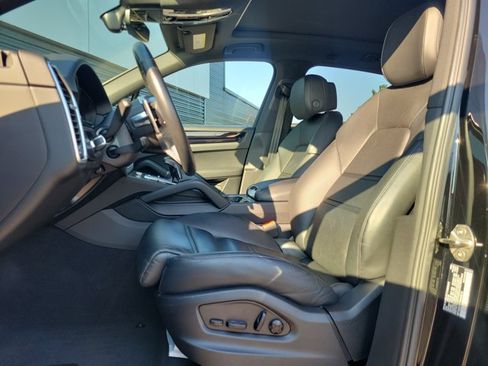 Certified 2023 Porsche Cayenne AWD/4WD image 4