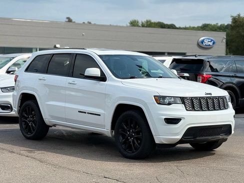 Used 2018 Jeep Grand Cherokee Altitude AWD/4WD image 30