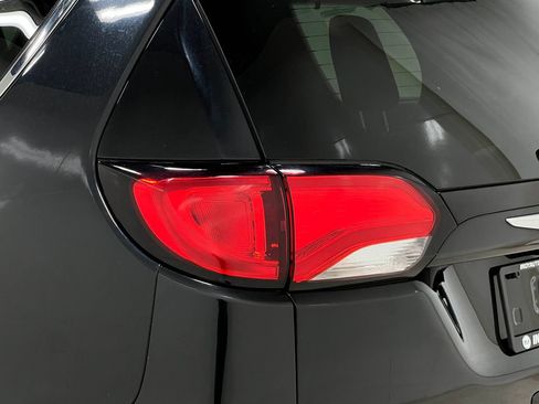 Used 2019 Chrysler Pacifica Touring-L FWD image 38