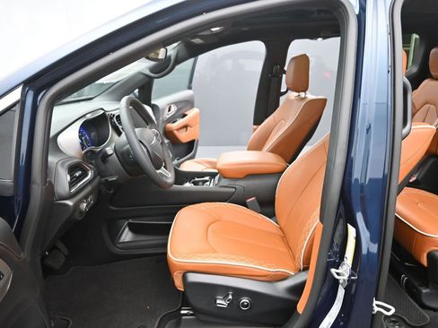 Used 2025 Chrysler Pacifica Pinnacle w/ Trailer Tow Group image 10