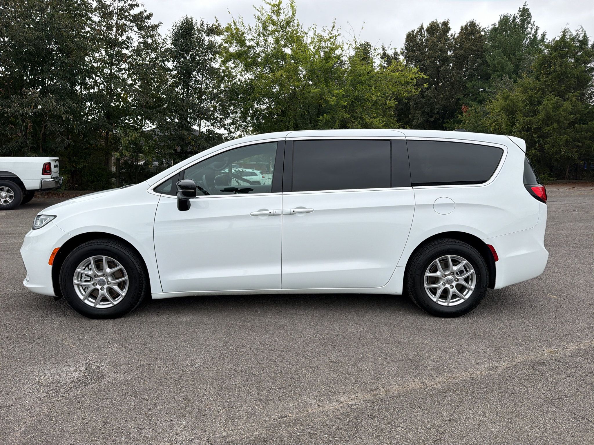 Used 2025 Chrysler Pacifica Select FWD image 8