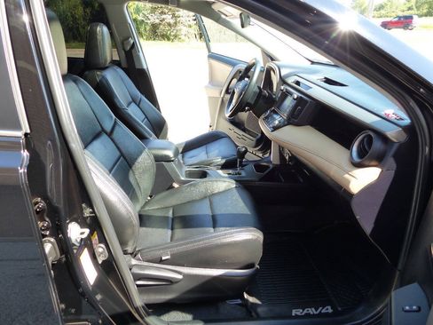 Used 2018 Toyota RAV4 XLE AWD/4WD image 46