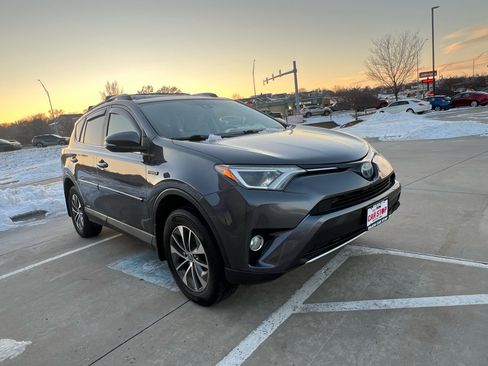 Used 2017 Toyota RAV4 XLE image 4