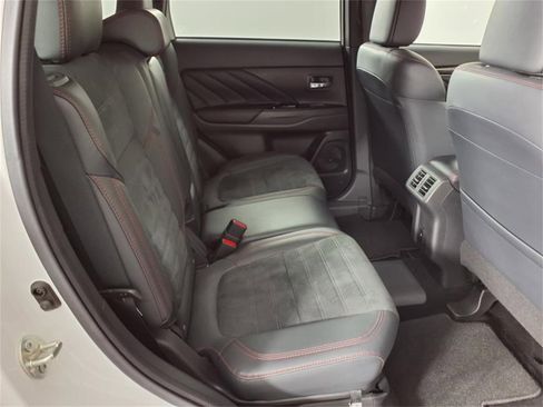 Used 2022 Mitsubishi Outlander LE image 11