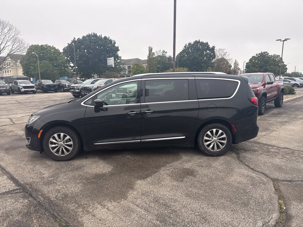 Used 2018 Chrysler Pacifica Touring-L FWD image 4