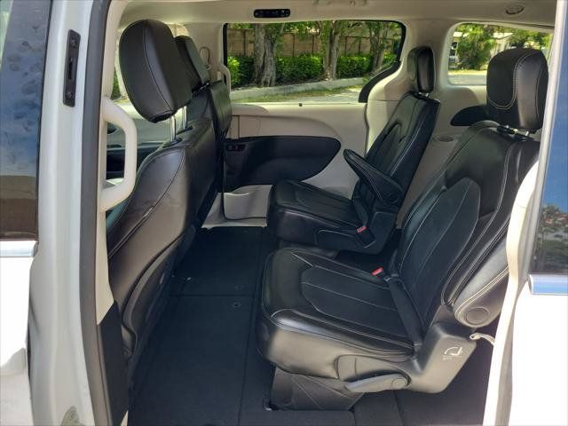 Used 2024 Chrysler Pacifica Touring-L FWD image 11