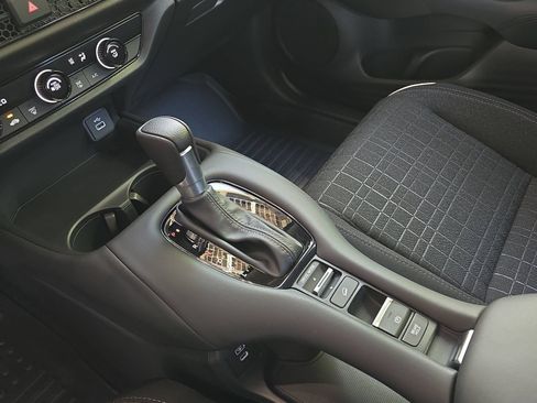 Certified 2025 Honda HR-V LX image 26