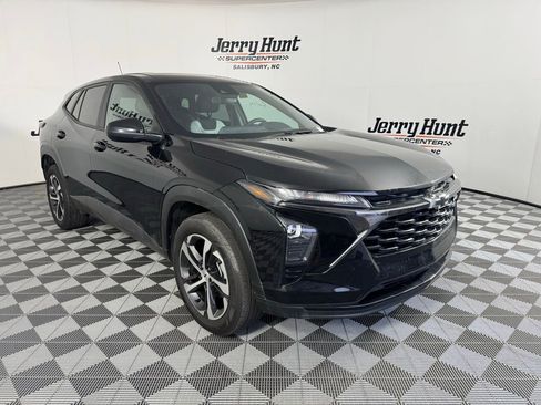 Used 2025 Chevrolet Trax RS w/ Sunroof Package FWD image 6