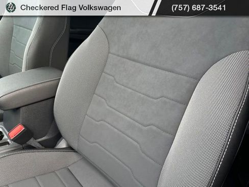 New 2026 Volkswagen Taos SE image 21