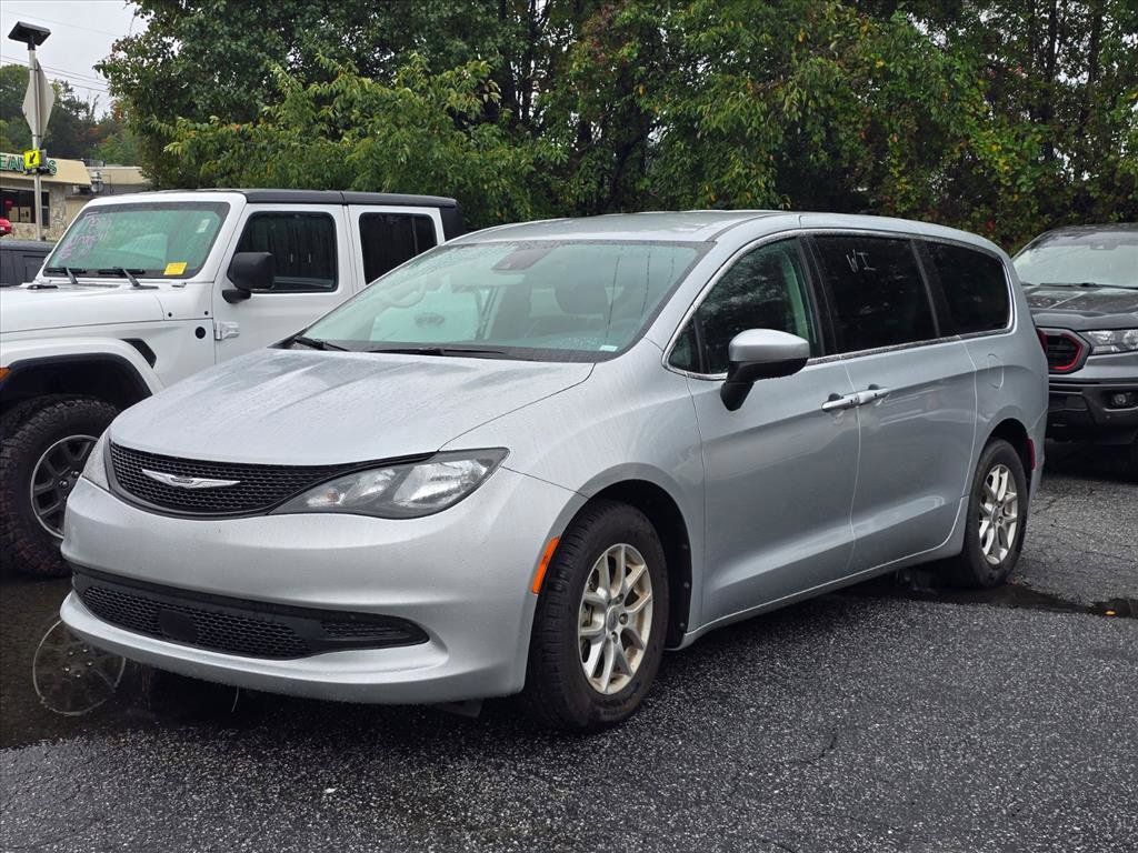 Used 2023 Chrysler Voyager LX FWD image 2