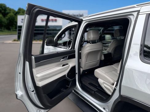 Used 2025 Jeep Wagoneer 4WD w/ Convenience Group I image 27