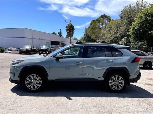 Used 2022 Toyota RAV4 XLE Premium AWD/4WD image 7