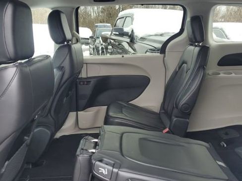 Certified 2024 Chrysler Pacifica Touring-L image 20