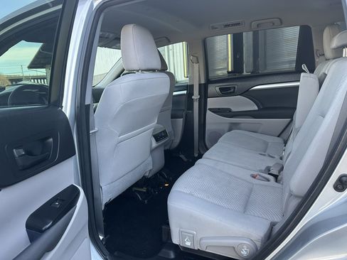 Used 2017 Toyota Highlander LE image 21