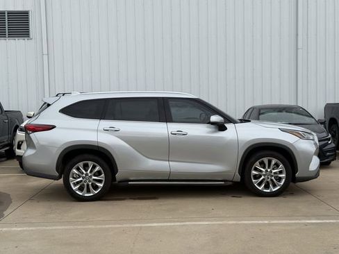 Used 2022 Toyota Highlander Limited FWD image 3