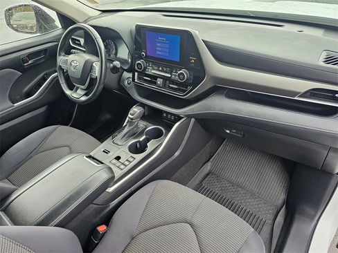 Used 2023 Toyota Highlander LE image 11