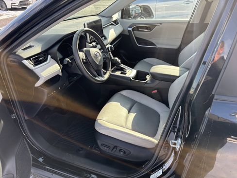 Used 2023 Toyota RAV4 XLE Premium image 4