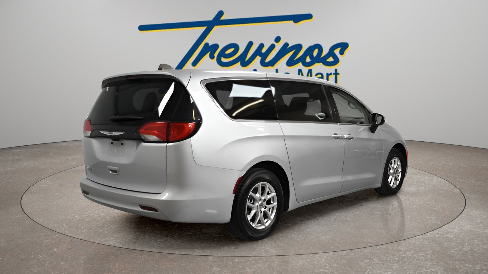 Used 2023 Chrysler Voyager LX FWD image 2
