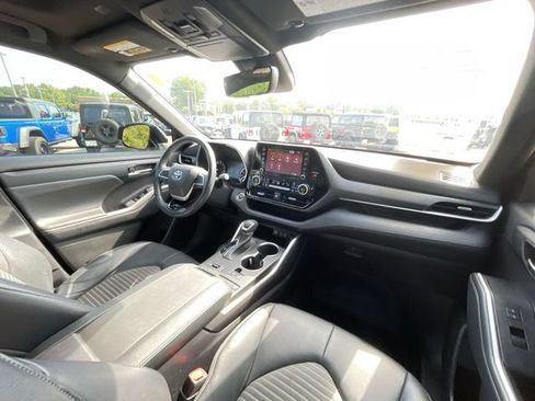 Used 2022 Toyota Highlander XSE FWD image 34