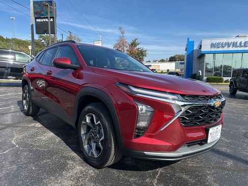 Used 2025 Chevrolet Trax LT w/ Driver Confidence Package image 1