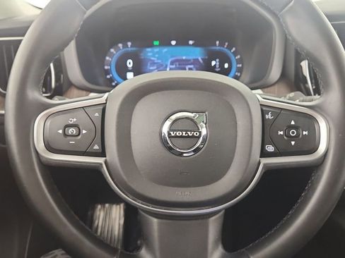 Used 2022 Volvo XC60 B5 Momentum image 11