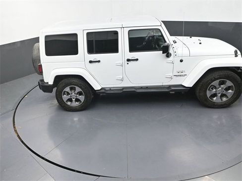 Used 2017 Jeep Wrangler Unlimited Sahara w/ Connectivity Group image 16