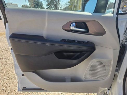 Used 2023 Chrysler Voyager LX image 13