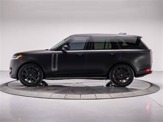Used 2025 Land Rover Range Rover SE AWD/4WD image 2