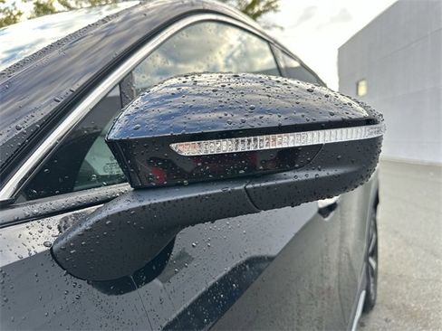 New 2025 Volkswagen Tiguan SE image 10