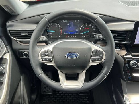 Used 2023 Ford Explorer Limited w/ Equipment Group 301A AWD/4WD image 39