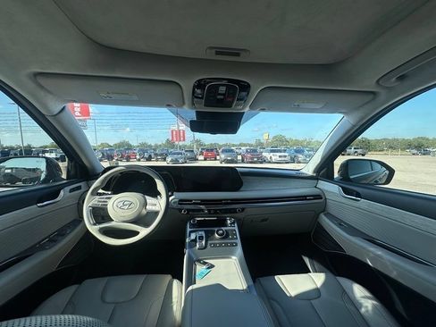 Used 2023 Hyundai Palisade Calligraphy FWD image 3