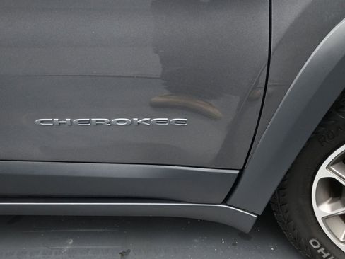 Used 2021 Jeep Cherokee Trailhawk image 7