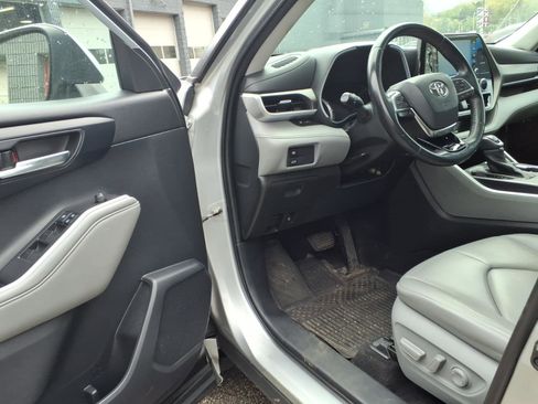 Used 2021 Toyota Highlander XLE AWD/4WD image 7