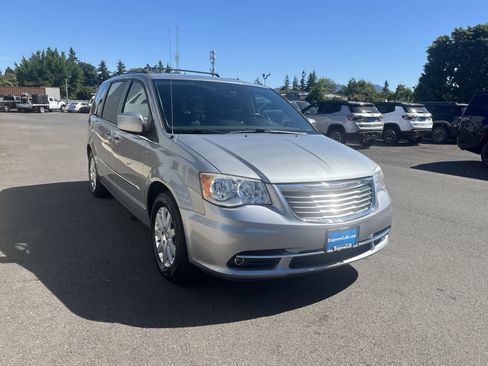 Used 2015 Chrysler Town & Country Touring FWD image 7