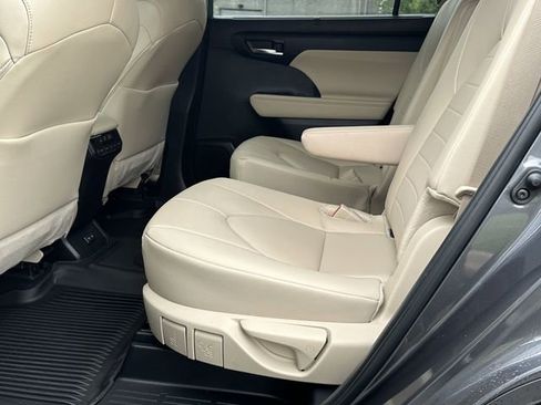 Used 2024 Toyota Highlander XLE FWD image 23