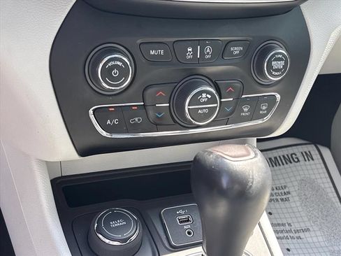 Used 2022 Jeep Cherokee Limited AWD/4WD image 18