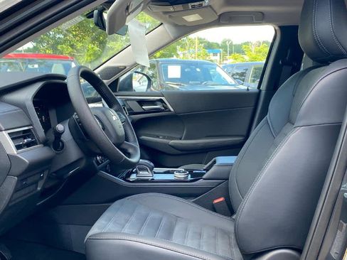 New 2025 Mitsubishi Outlander SE image 8