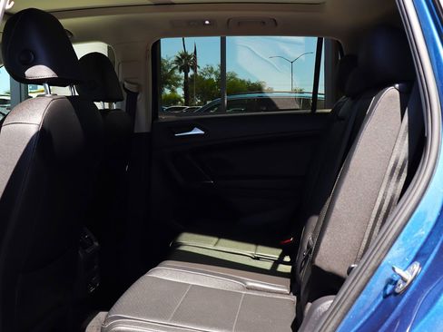 Used 2020 Volkswagen Tiguan SE w/ Panoramic Sunroof Package FWD image 31