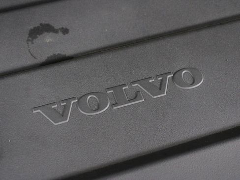 Certified 2025 Volvo XC40 B5 Plus image 25