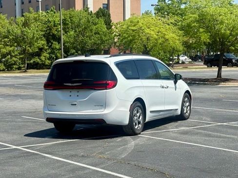 Used 2023 Chrysler Pacifica Limited image 7