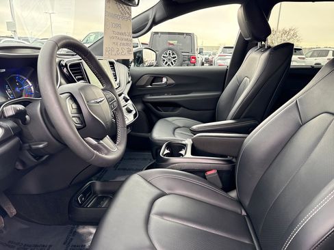Used 2025 Chrysler Pacifica Select w/ Uconnect Theater Family Group image 14