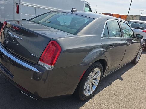 Used 2018 Chrysler 300 Touring w/ Driver Convenience Group RWD image 3