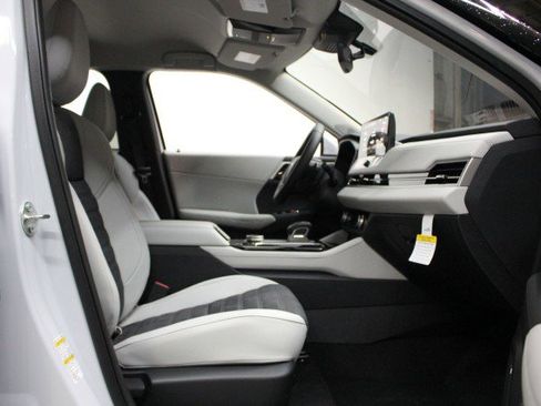 New 2025 Mitsubishi Outlander SE image 18