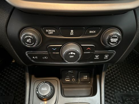 Used 2015 Jeep Cherokee Latitude w/ Cold Weather Group AWD/4WD image 30
