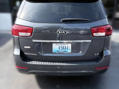 Used 2017 Kia Sedona LX w/ LX Essentials Premium Package FWD image 4