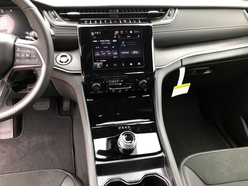 New 2025 Jeep Grand Cherokee Altitude image 23