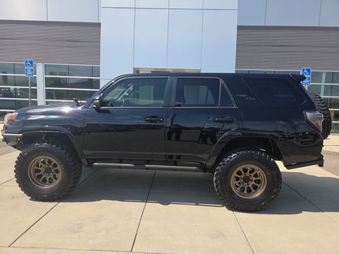 Used 2019 Toyota 4Runner TRD Off-Road Premium AWD/4WD image 2
